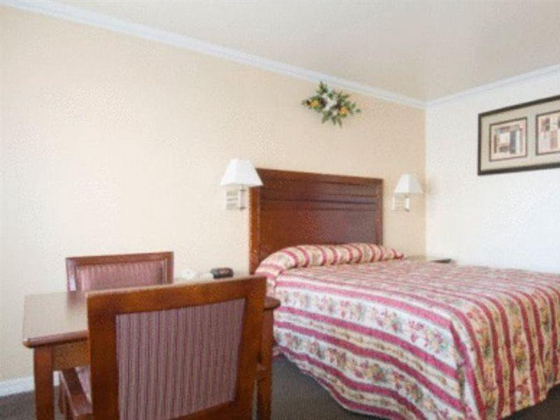 Surestay By Best Western Fresno Central Exterior foto